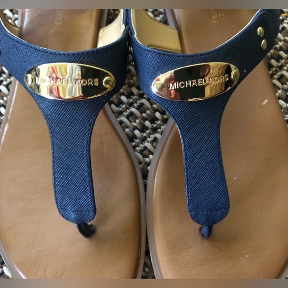🔵MICHAEL Michael Kors Navy Blue Plate Flat Toe Thong Sandals - Picture 5 of 10